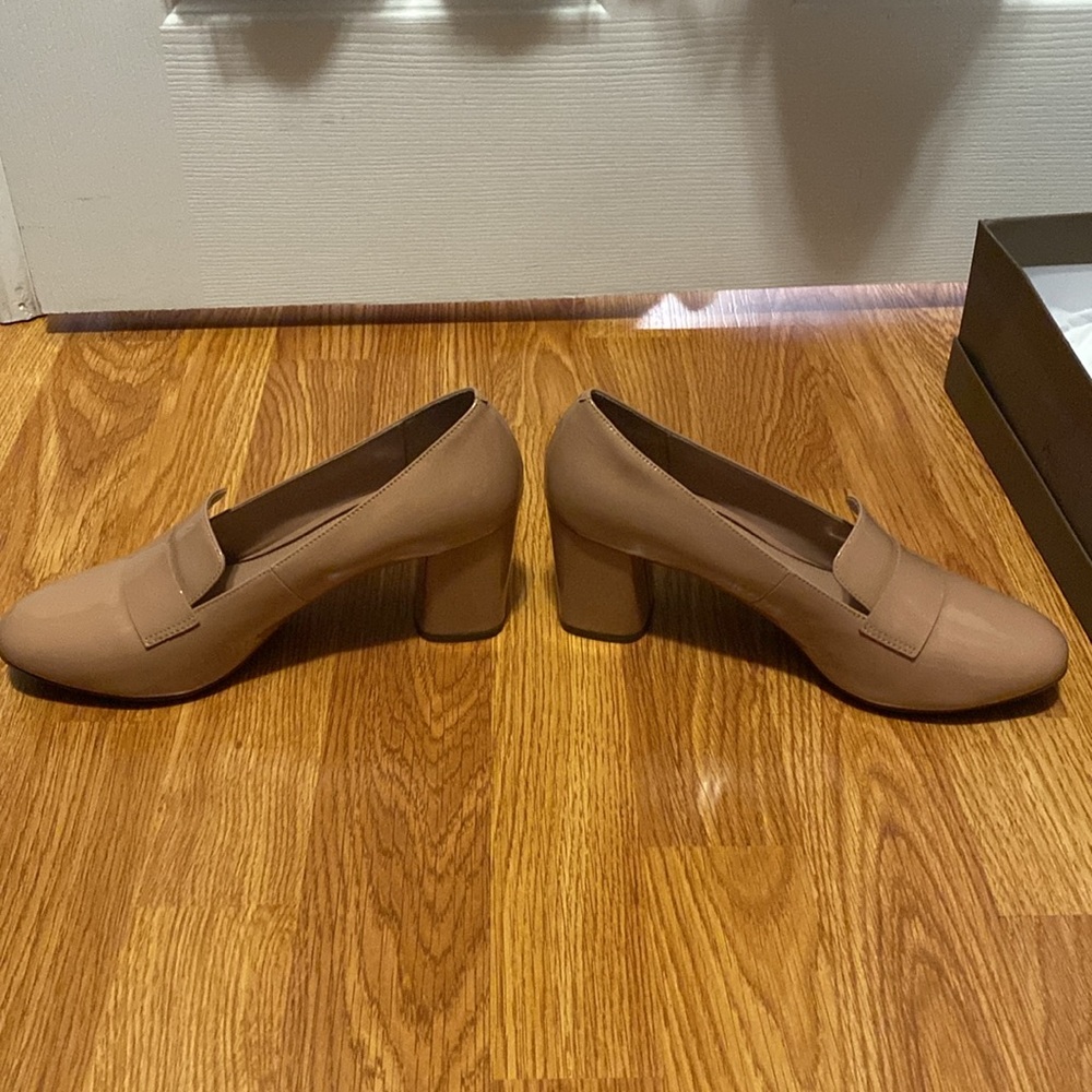 Blush nude patent leather heeled loafers - Picture 2 of 5